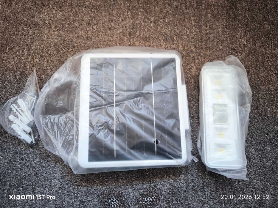 proiector  8w, lumina rece,  cu panou solar detasabil. nou, in cutie