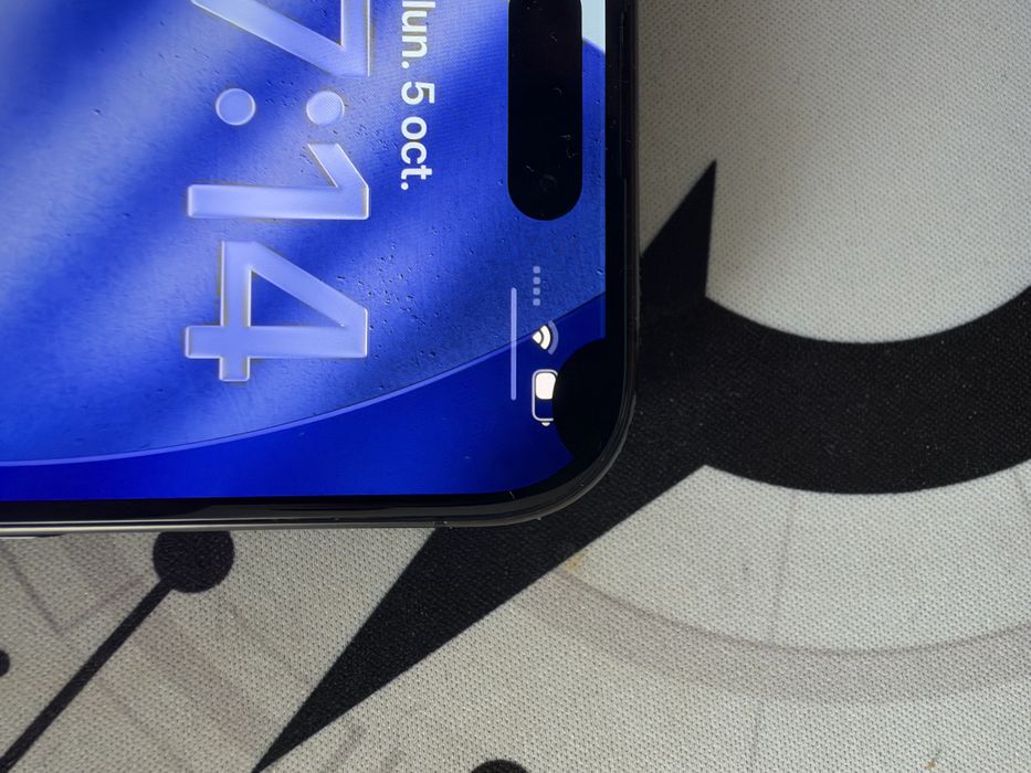 Vând iPhone 15 Pro, capacitate 256 GB, culoarea Black Titanium, în stare generală foarte bună.