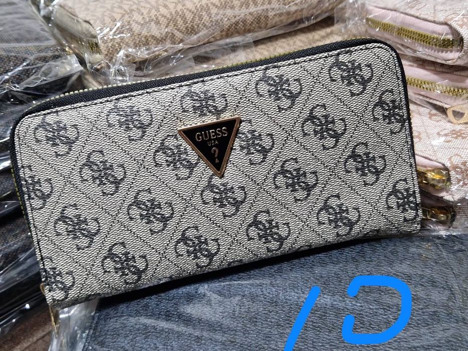 Portofele damă 70 lei unu sau 2 la 100 lei.