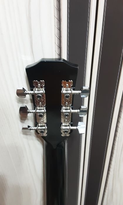 Гитара, чёрная с чихлом