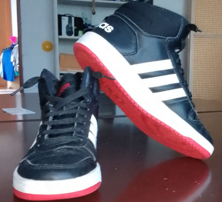 Vând papuci adidas