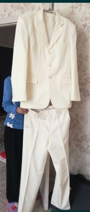 Мужской белый костюм двойка