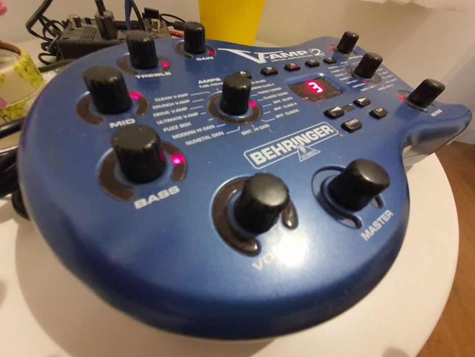 Behringer китарни ефекти и усилвател симулатор