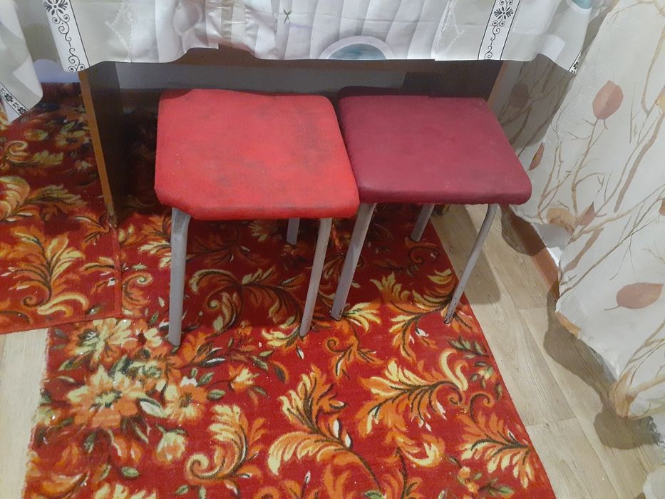 Продаю стол кухонный и стулья!