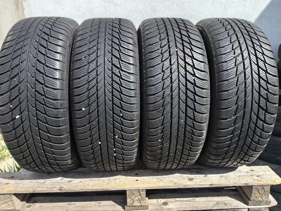 225/55/17 Бриджстоун ДОТ 2018 г - Рън Флат / като нови