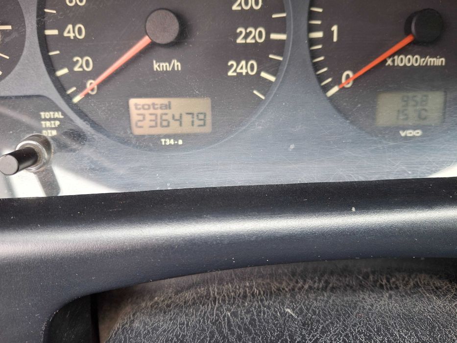 Продам автомобиль тойота авенсис хэтчбек,обьем 1.6