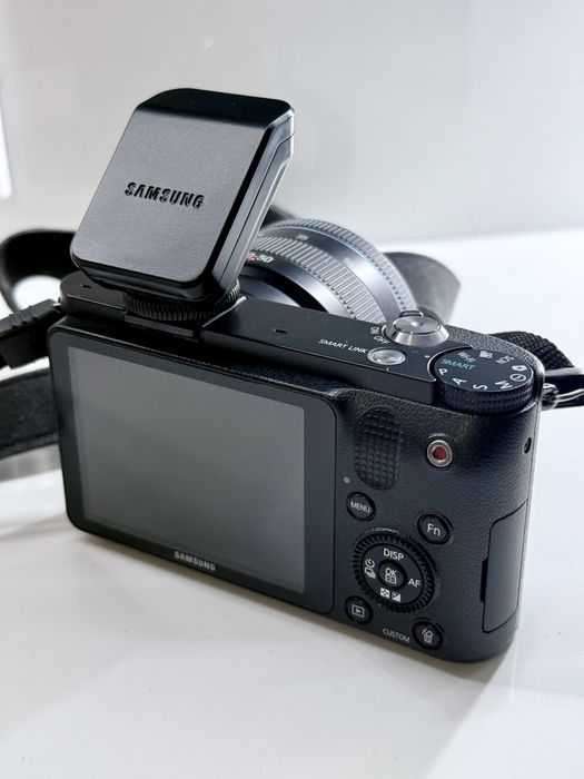 Продавам фотоапарат Samsung NX1000