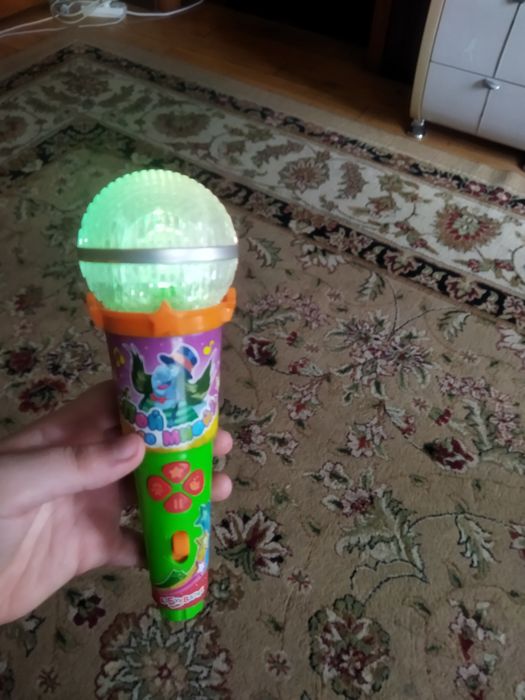 Игрушечный микрофон.