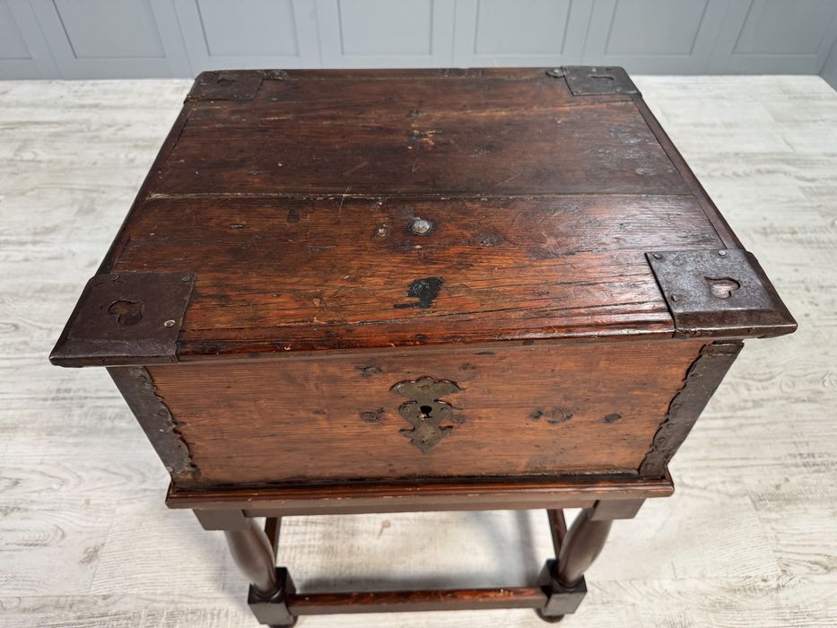 Антикварен шкаф сандък Р241