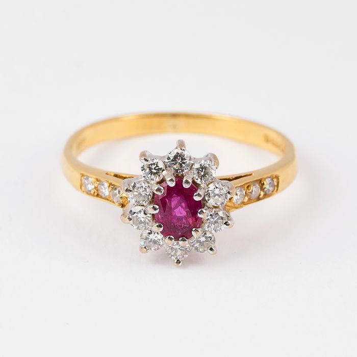 Inel Aur 18k cu Rubin Natural si 16 Diamante Certificat AGL Marime 53