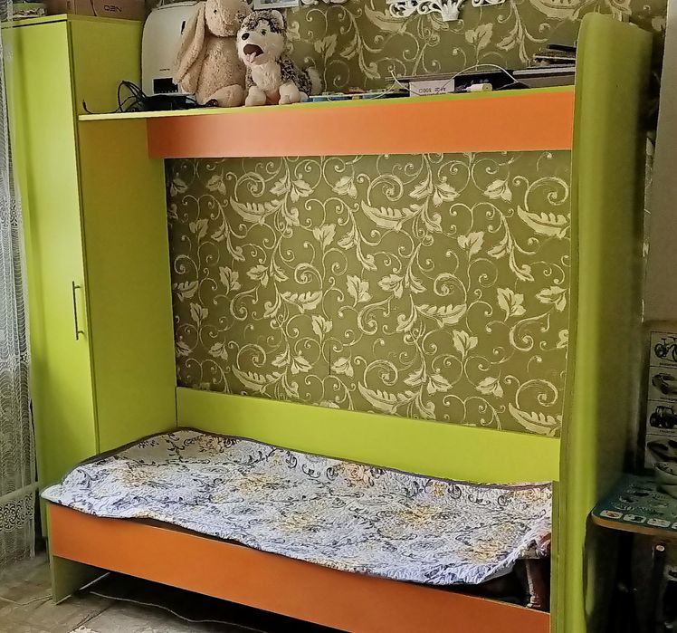 Продается детский гарнитур, кровать с полкой и шкафом