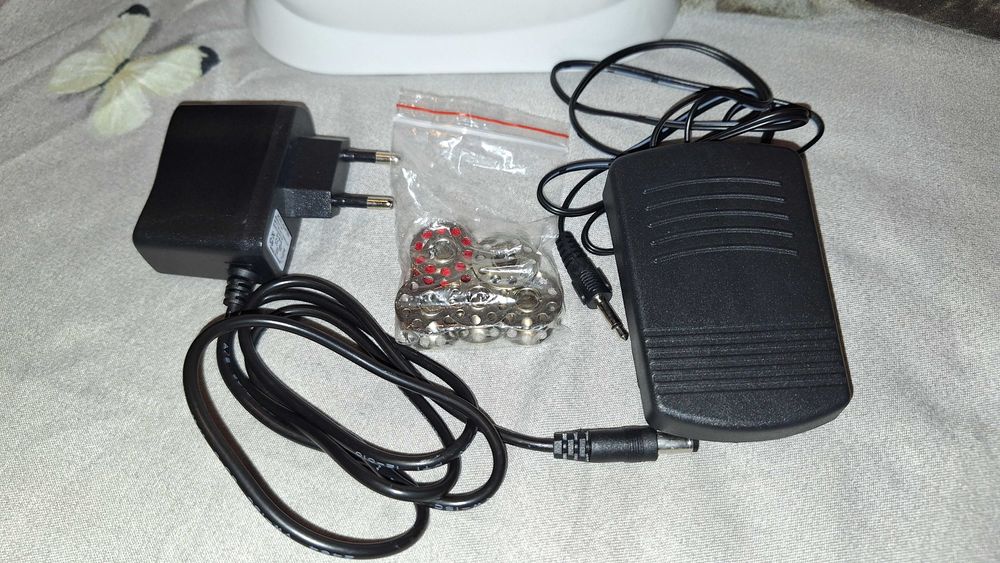 Mini masina de cusut portabila