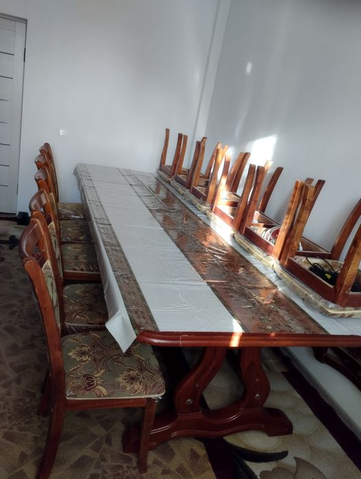 Большой стол со стульями