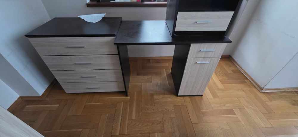 Гардероб, маса за хранене и бюро