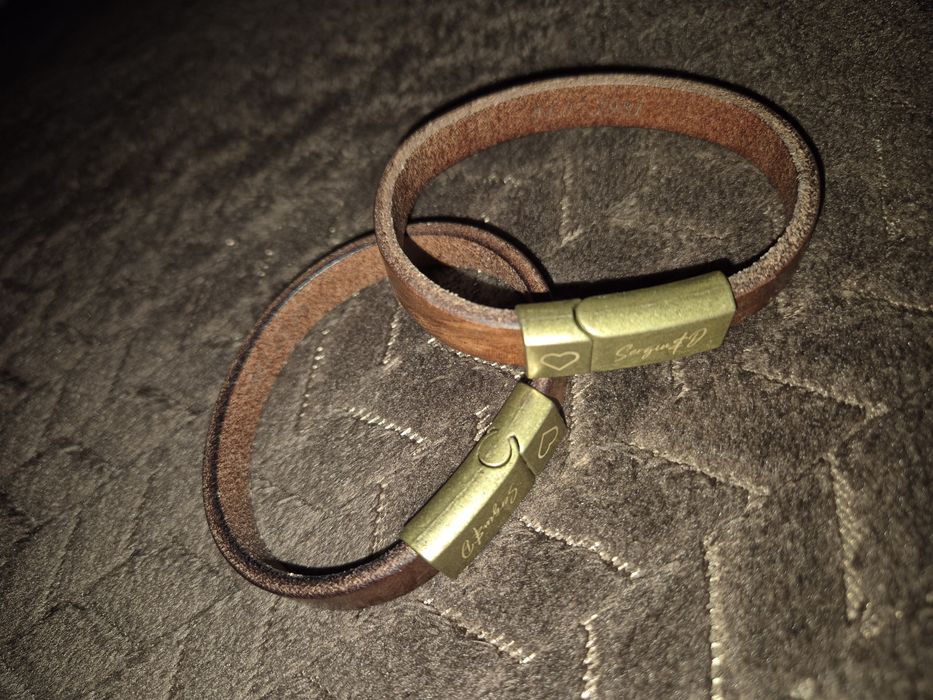 Vând două brățări din piele,model bărbătesc.