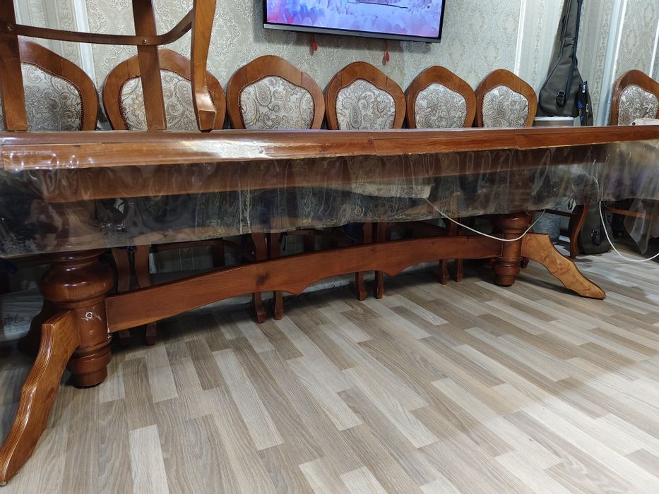 Стол, +12 орындық.