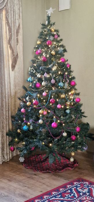 Новогодняя ель с игрушками