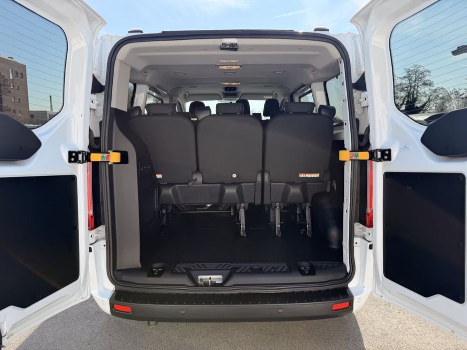 Rent a car Ford Transit Custom 8+1 locuri