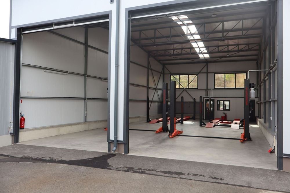 Автосервиз 200 кв.м с 4 подемника – база за бусове + 10 паркоместа