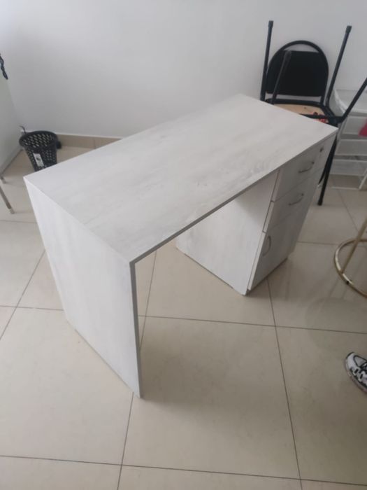 Продается маникюрный стол