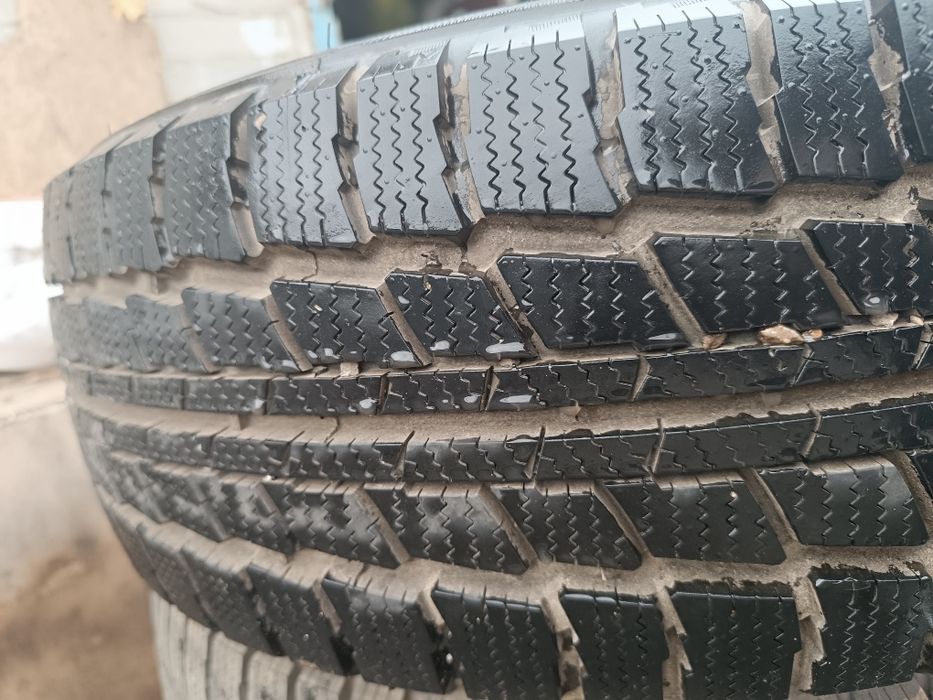 Продам шины 235/65R16c всесезонные