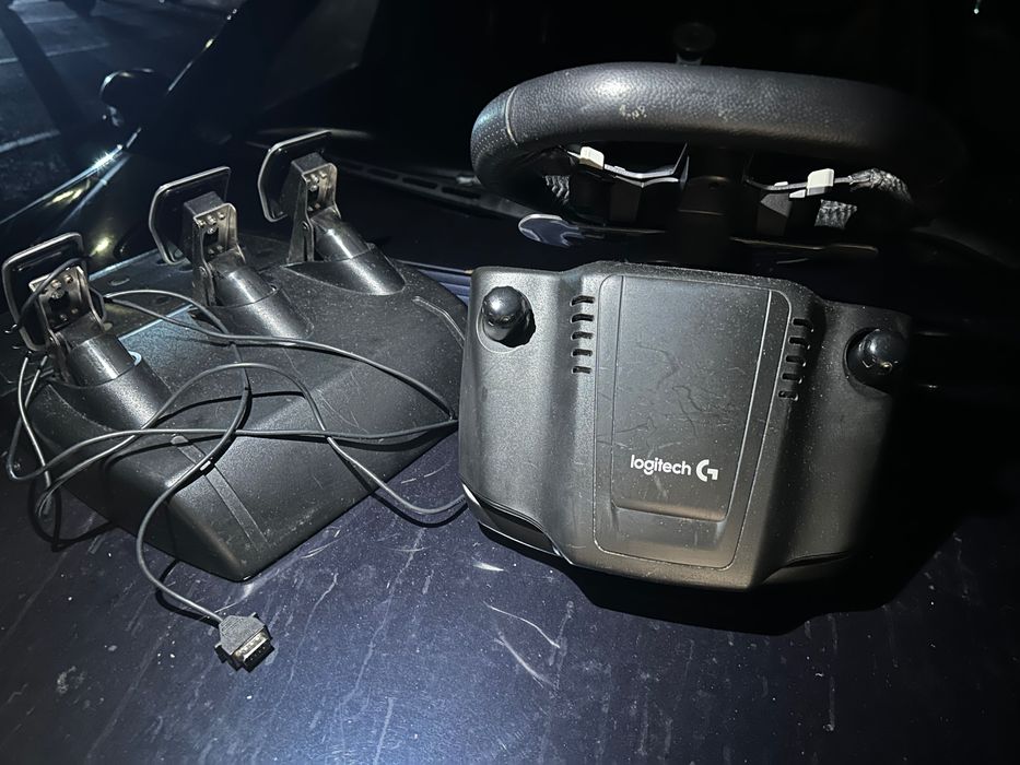 Продавам геймърски волан Logitech G,  педали механична скоростна кутия