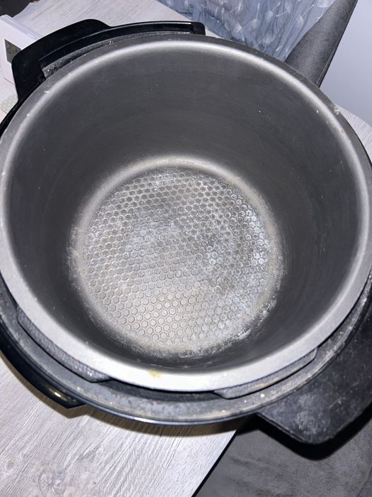 Multicooker cu gatire sub presiune