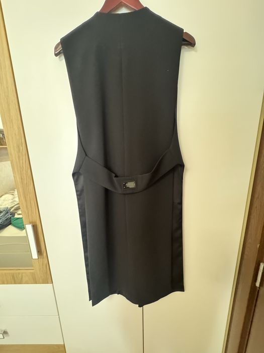 Елек - черен, дълъг с златно закопчаване на Юнона