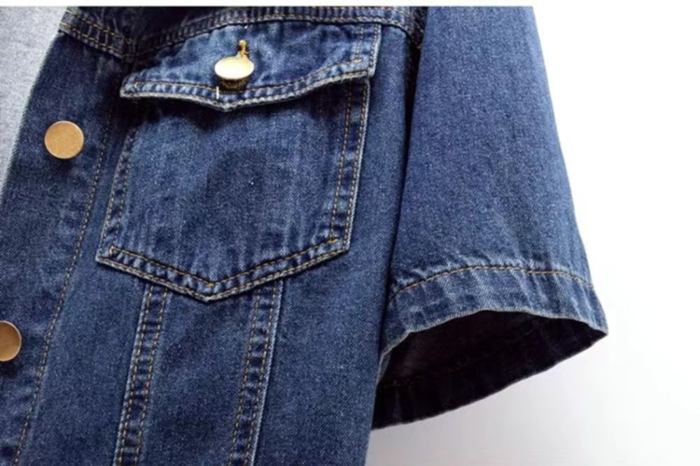 Джинсовая рубашка с коротким рукавом.