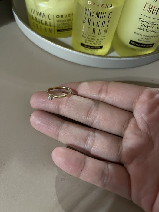 Продам золотое кольцо с бриллиантом