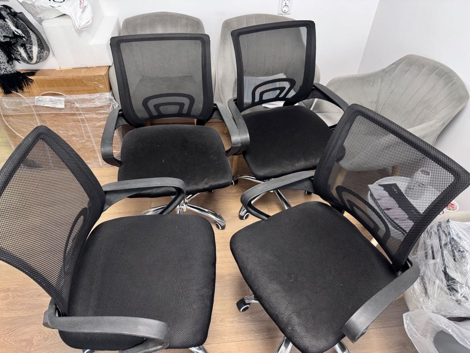 Scaun negru de birou