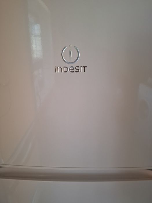 Продавам хладилник Indesit с горна камера – много запазен