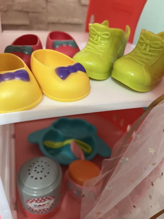 Papusa care vorbeste cu toate accesoriile si casuta ca