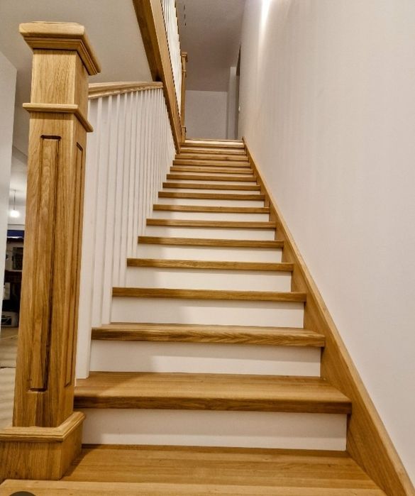 Scări din lemn masiv, balustrade lemn și sticlă securizată