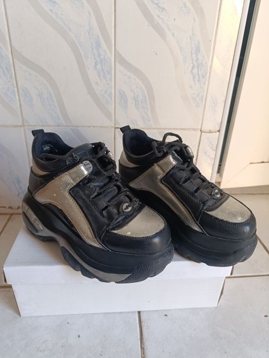 Недорого срочно продам женские кроссовки и туфли