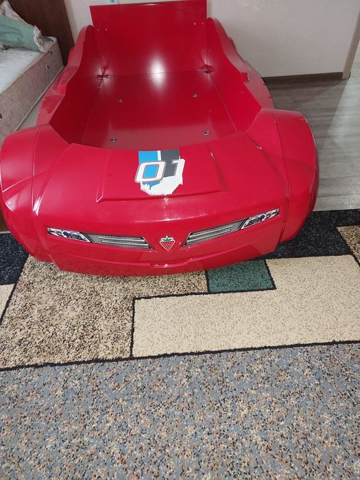 Детская кровать машина