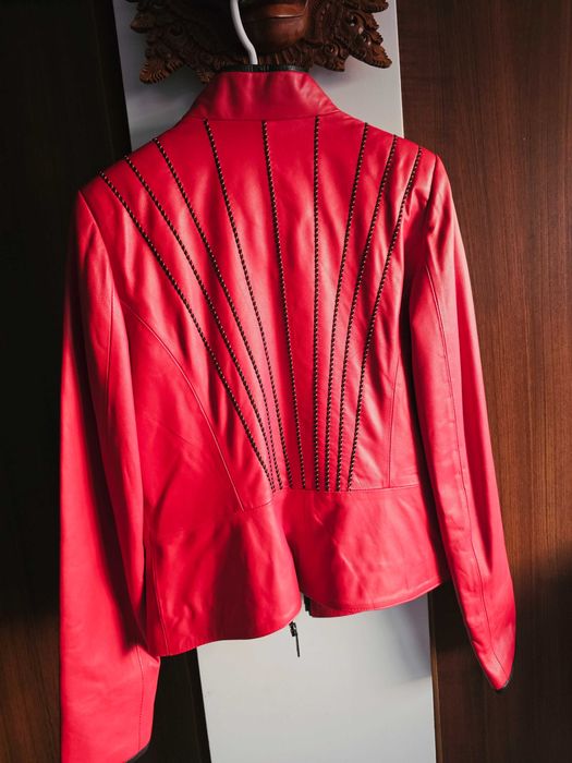 Червено кожено яке