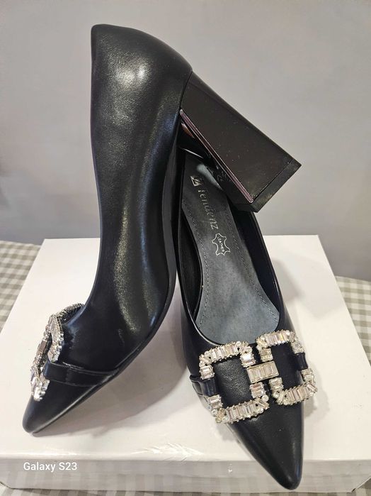 Официални черни обувки с брошка