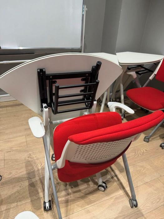 В учебный центр парты в сборе