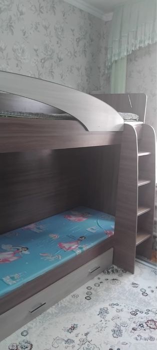 Двух этажный кроват