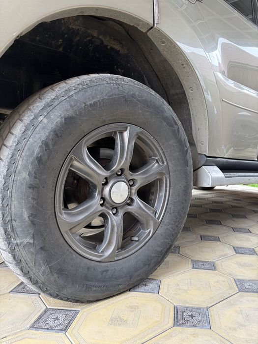Шины 265/70R17 в отличном состоянии