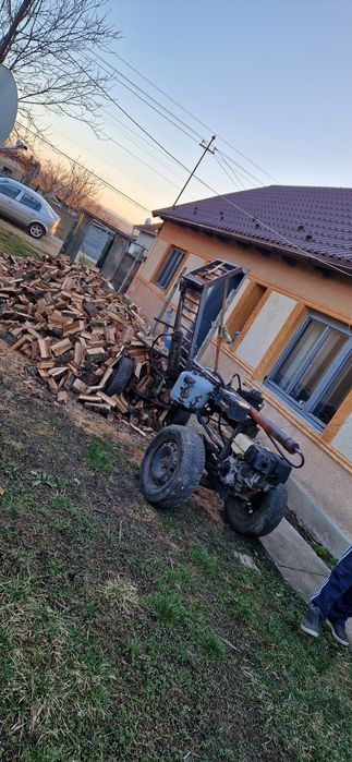 Lemne de foc tăiat și crăpat mecanizat.