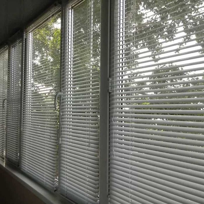 Жалюзи вертикальные, горизонтальные, рулонные шторы.