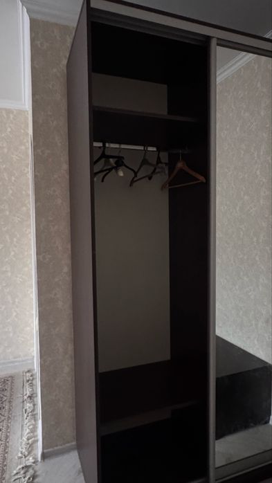 Шкаф с зеркалом.