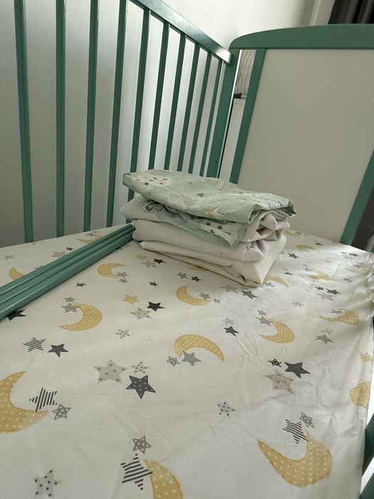 Pătuț Baby Needs + saltea cocos + 5 huse/lenjerii – stare foarte bună