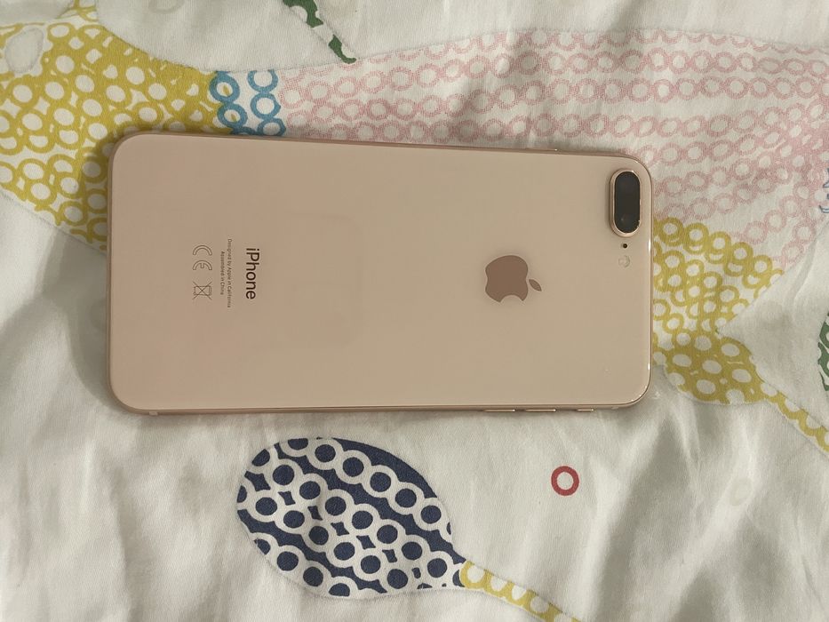 Vand iphone 8+ impecabil
