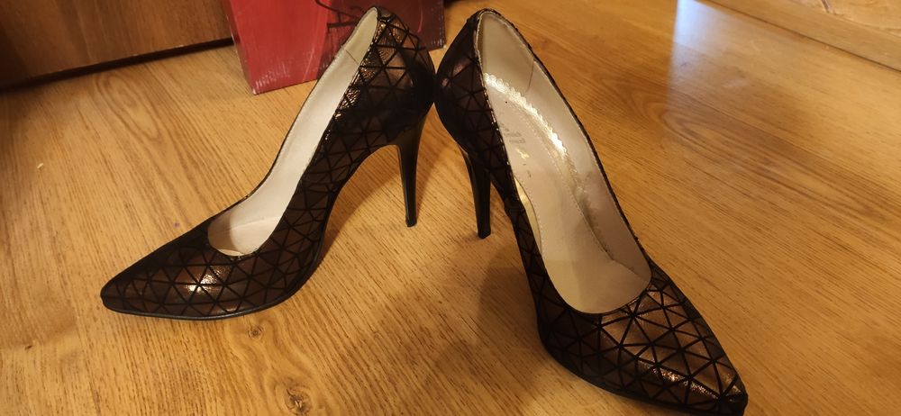 Pantofi 100 lei și rochie gratuit.