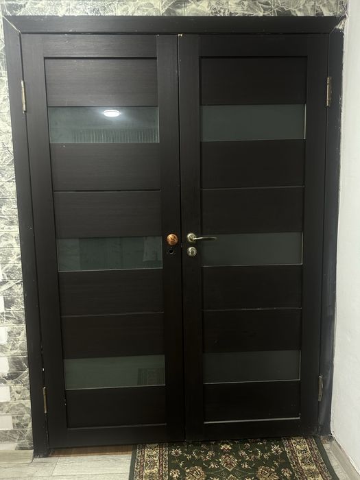Продам черную дверь,с матовым стеклом.