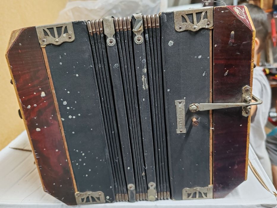 Vând acordeon foarte vechi