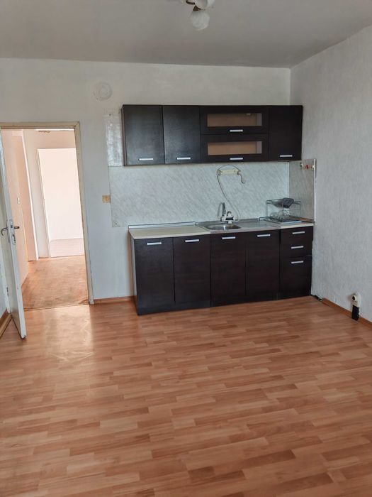 Продавам двустаен апартамент в кв. Деленките с. Айдемир